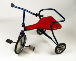 BE095 METALEN DRIEWIELER ROOD