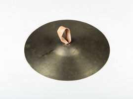 M0020 CYMBALEN MET BRUIN HANDVAT