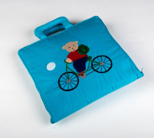 ZV014 VOELBOEKJE BLAUW BEERTJE OP FIETS