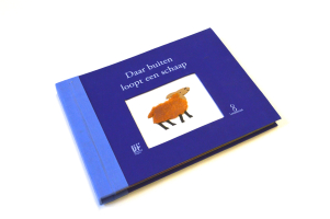 BO012 DAAR BUITEN LOOPT EEN SCHAAP VOELBAAR BRAILLE