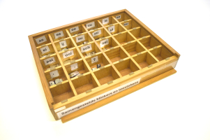 PL335 LETTERBOX 2 - SAMENGESTELDE KLINKERS EN LEESTEKENS BRAILLE